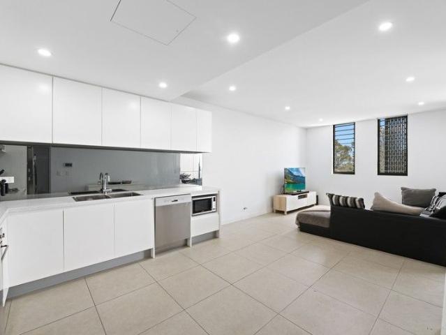 1 Bed + Study Modern Apartment in The Heart of Botany