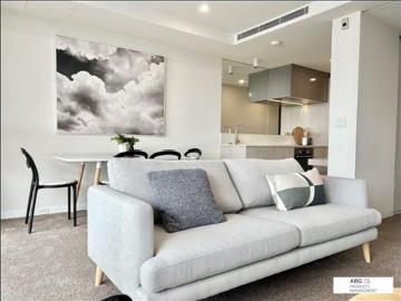 1 bedroom, 1 bathroom, 1 car park and large balcony next to Highpoint