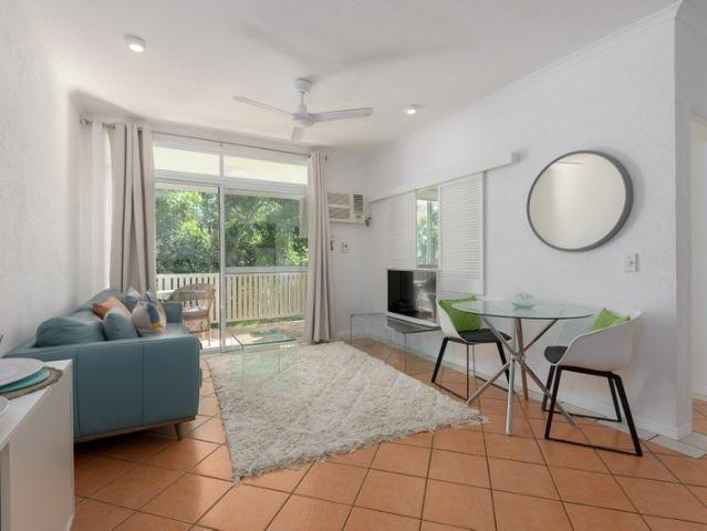 1 BEDROOM: 1 BATHROOM: FULLY FURNISHED: CLOSE TO TOWN & BEACH