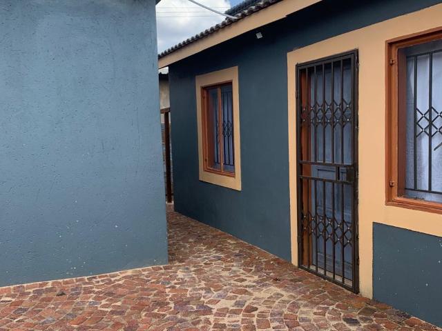 1 Bedroom, 1 Bathroom House To Let In Daveyton, Benoni