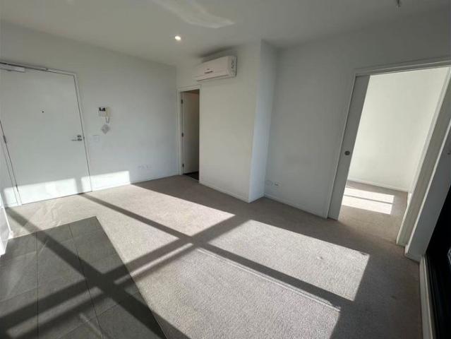 1 Bedroom + 1 Study 1Bath Modern Apartment in Footscray