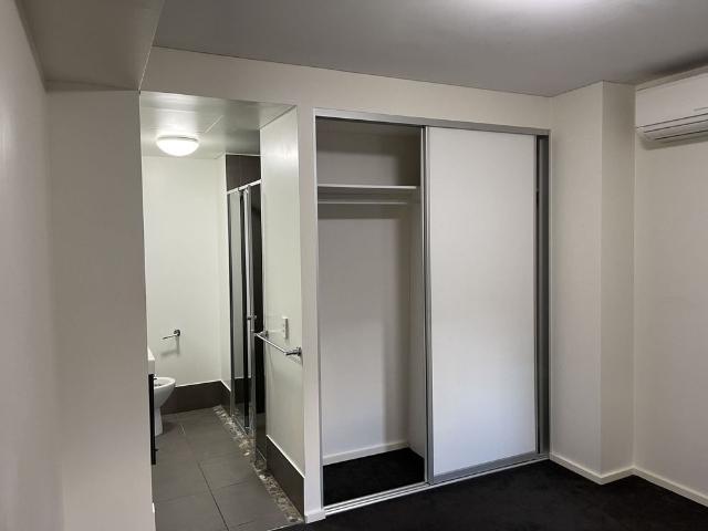 1 bedroom + 1 study Apartment in city 【walking distance to rundle street】
