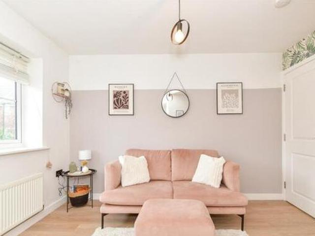 1 Bedroom Coach House For Sale In East Cowes