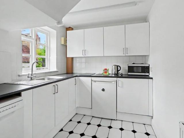 1 bedroom coach house to rent