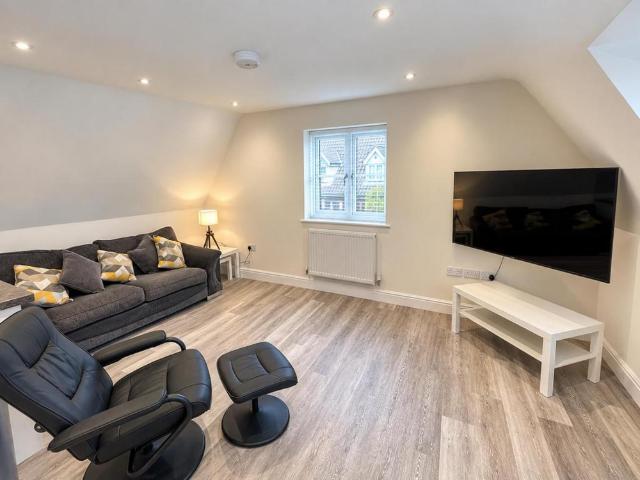 1 bedroom coach house to rent