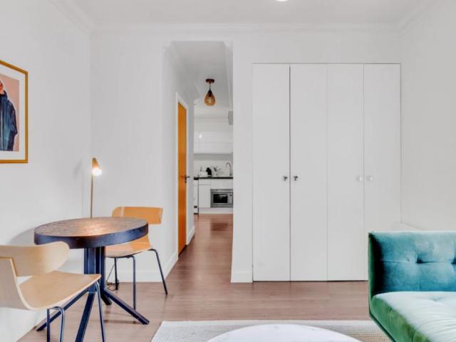 1 Bedroom City Sophistication: Unwind in Style!