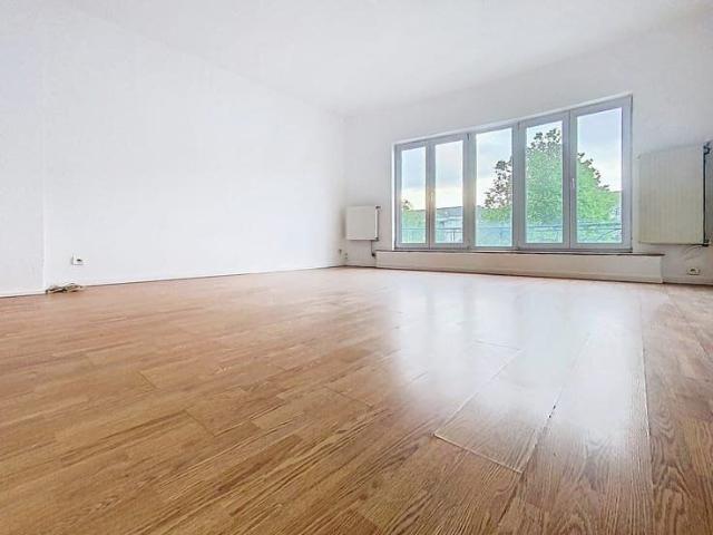 1 bedroom apt for rent in Molenbeek with south terrace
