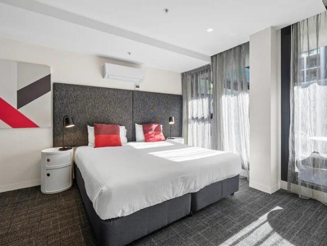 1 Bedroom Apartment Abbotsford | Full Kitchen, Balcony, Long Stay Ready 1 Bed | 1 Bath | Sleeps 2 | 43m²