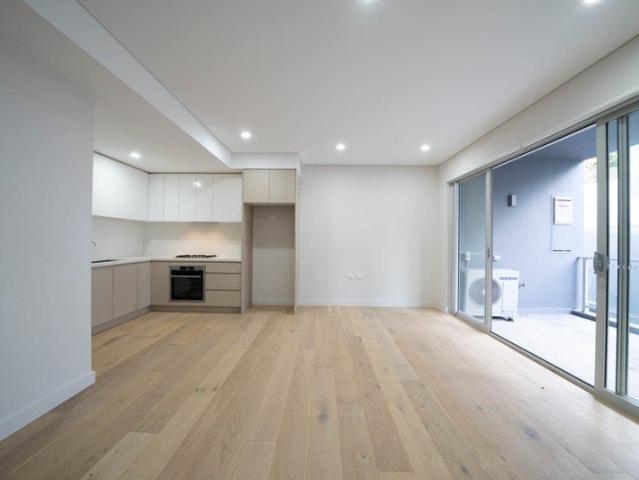 1 Bedroom apartment and only 400m to Train and shops!