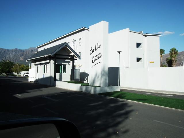 1 Bedroom Apartment Block Rented in Klein Parys