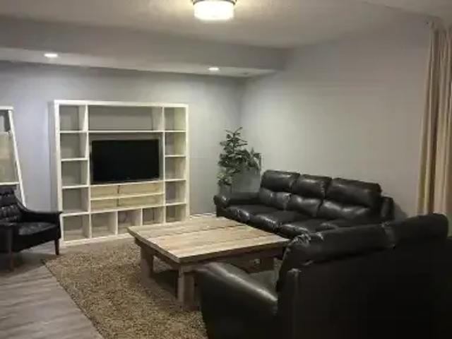 1 Bedroom Apartment Cochrane AB 106044736