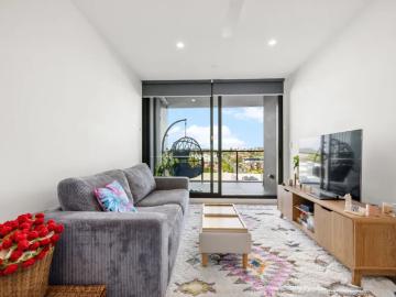 1 Bedroom Apartment Coorparoo QLD 102431857