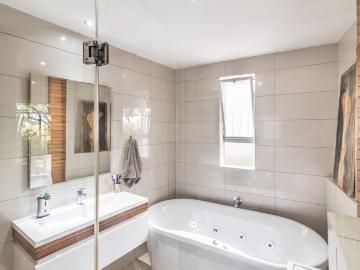1 Bedroom Apartment / Flat For Sale in Bryanston