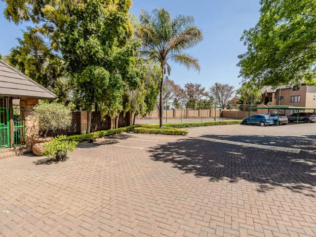 1 Bedroom Apartment / Flat For Sale in Douglasdale