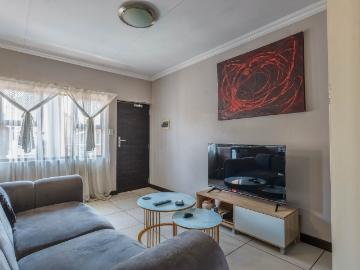 1 Bedroom Apartment / Flat For Sale in Rooihuiskraal North