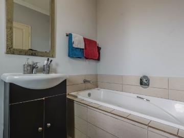 1 Bedroom Apartment / Flat For Sale in Rooihuiskraal North