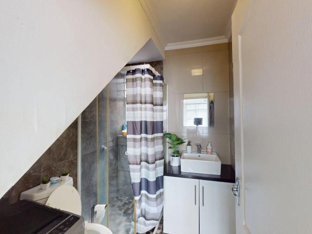 1 Bedroom Apartment / Flat For Sale in Richmond Hill