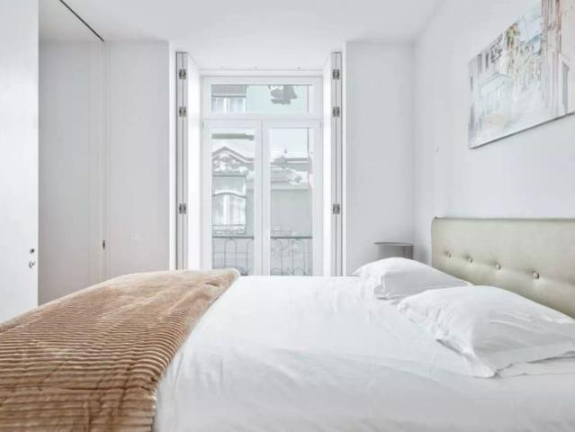 1 bedroom apartment for rent near Metro in central Baixa Chiado