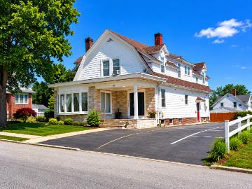 1 Bedroom Apartment for Rent at 380 Farmington Ave #2R, Cranston, RI 02920