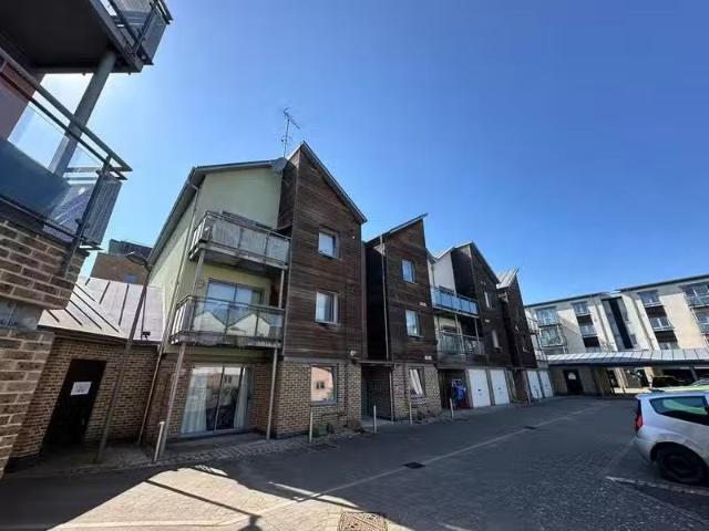1 bedroom apartment for rent in Marine House, Quayside Drive.