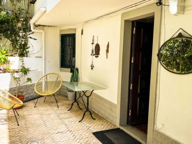 1 bedroom apartment for rent in Cascais, bills included, couples allowed
