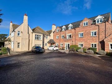 Flat for sale in Burhill - Garden, Equipped kitchen