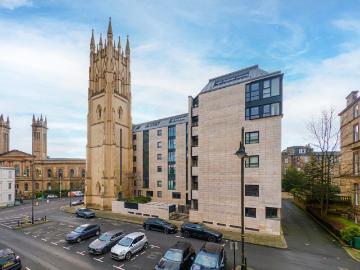 Flat for sale in Battlefield Road G42 Glasgow - Equipped kitchen