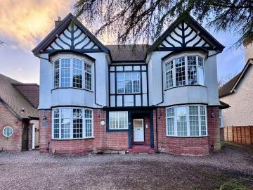 1 bedroom ground maisonette for sale