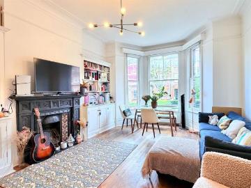 Flat for sale in Swiss Cottage - Balcony