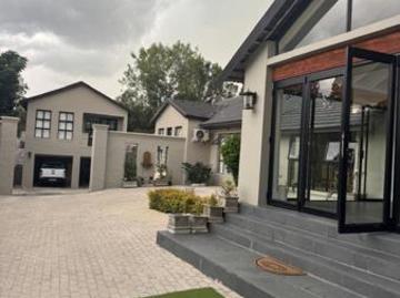 1 Bedroom Apartment in Bryanston