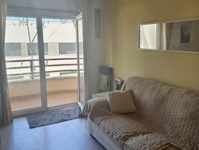 1 bedroom apartment in Costa Caparica, on the beachfront, next to the GNR police station