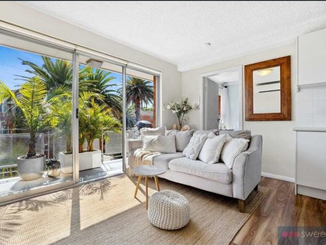 1 Bedroom Apartment in Freshwater, Top floor