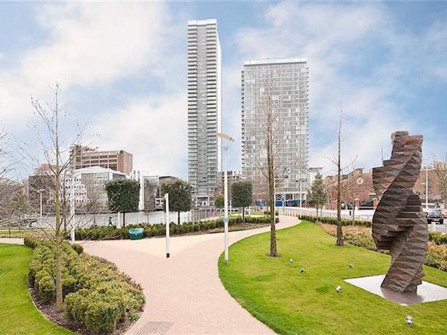 1 bedroom apartment in Landmark East Tower, E14