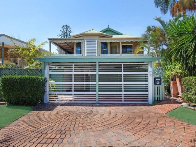1 Bedroom Apartment in Prime Mermaid Beach Location Short Stroll to Nobby's Beach!