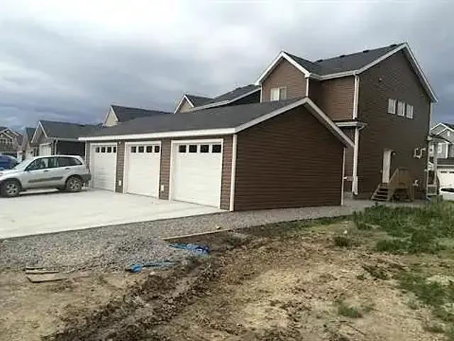 1 Bedroom Apartment Leduc AB 104470634