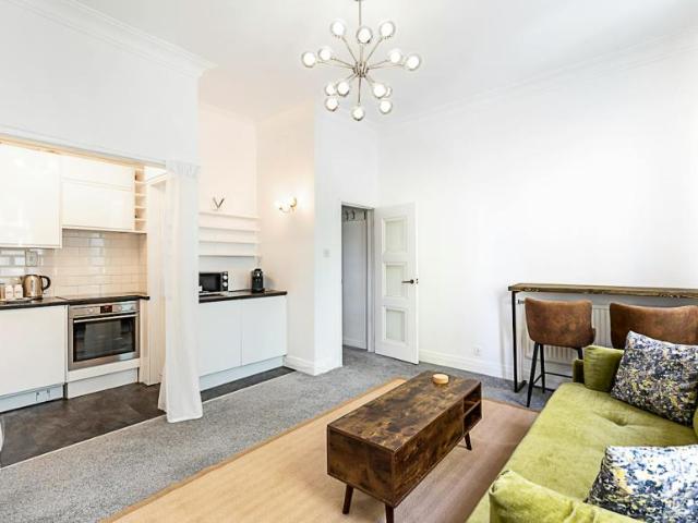 1 Bedroom Apartment London London 104037813