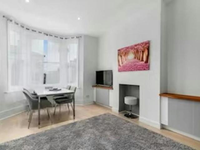 1 Bedroom Apartment London London 103092281