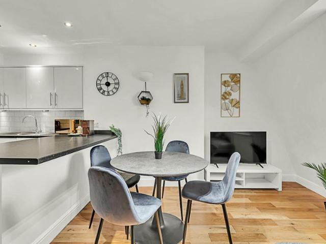 1 Bedroom Apartment London London 103339472