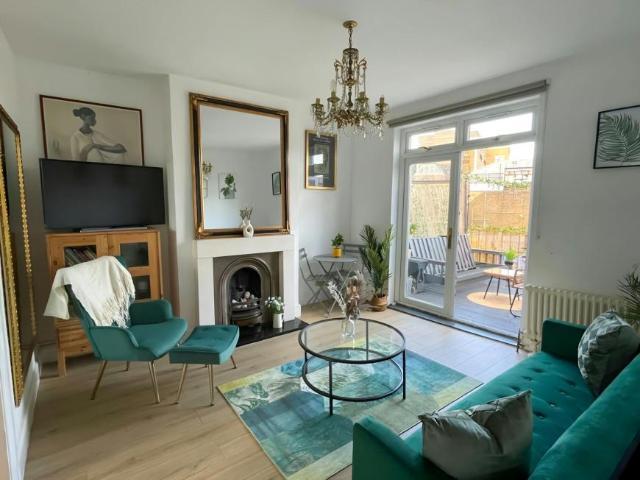 1 Bedroom Apartment London London 95847315