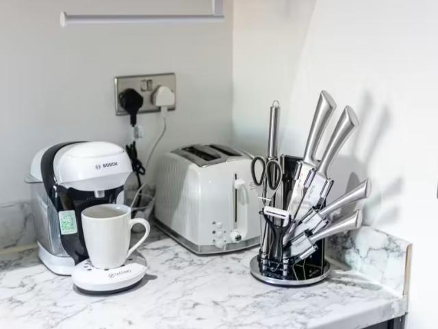 1 Bedroom Apartment London London LS98193276