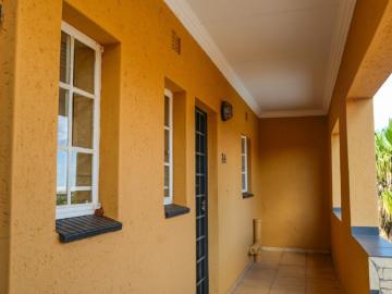 1 Bedroom Apartment Rented in Doringkruin