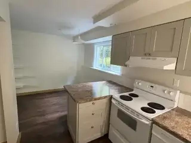 1 Bedroom Apartment Sidney BC 105505713
