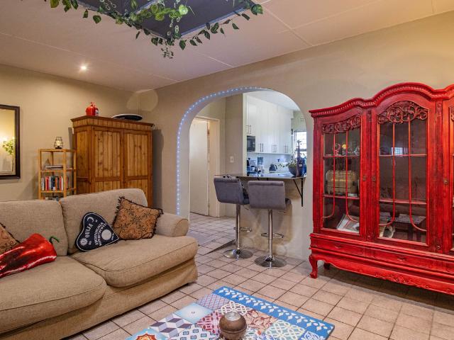1 Bedroom Apartment To Let in Strand South