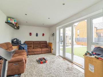 4 bedroom detached house to rent
