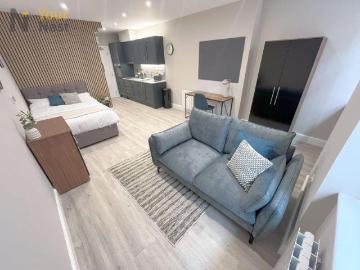 Leeds, West Yorkshire, North England - Equipped kitchen