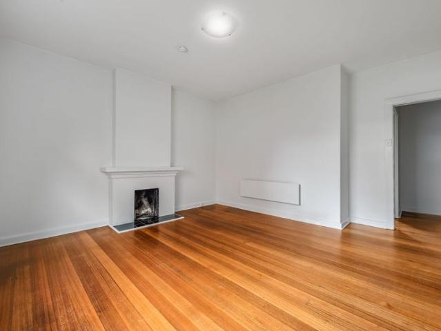 1 Bedroom Apartment with Bright Sunny Courtyard!