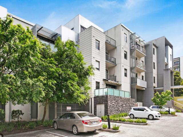 1 bedroom apartment with new floorboards and secure parking