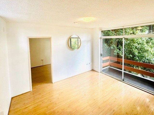 Bright 1 Bedroom Apartment with Leafy Balcony & Parking Walk to Top Ryde