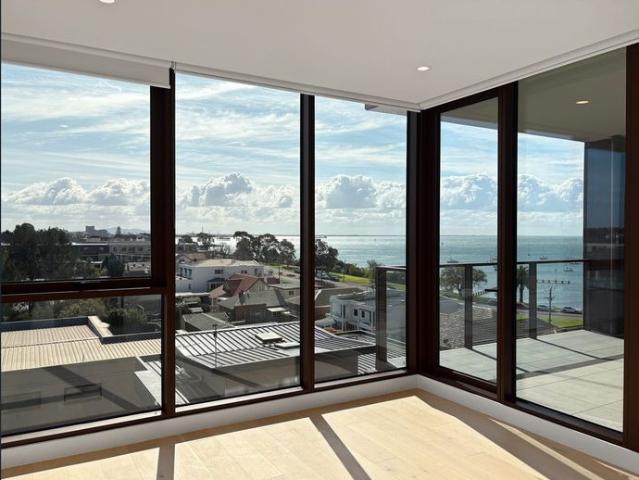 1 bedroom apartment with partial sea views!