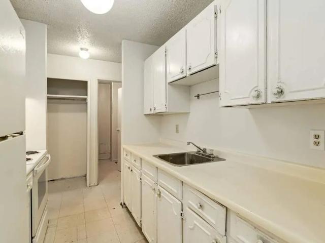 1 Bedroom at Sutherland Manor